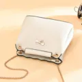 Elegante borsa a secchiello bianco crema con catena dorata e grazioso fiocco decorativo. - L23 P10 A18 / Bianco