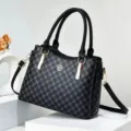 Detalle de primer plano del bolso de mujer con monograma clásico y elegante cierre metálico duradero. - L29xH21xP13cm / Estilo 6