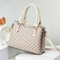 Vista detallada del bolso de mano para mujer elegante con patrón monograma y detalles dorados. - L29xH21xP13cm / Estilo 7