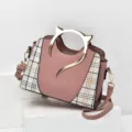 Elegante borsa da donna rosa con manico a orecchie di gatto e dettagli a quadri. - Rosa