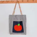 Borsa shopper in tela a quadri neri e bianchi con bretelle perlate e tasca a mela. - Quadri Neri Mela - Spalla Singola