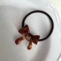 Detalle de coletero con lazo de acetato carey, marrón oscuro ideal para uso diario. - Marrón Mixto