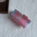 Bonita pinza de pelo de acrilico para mujeres, diseno de lazo rosa accesorio elegante. - Pinza Taza Lazo / 8.5cm / Degradado Rosa Azul
