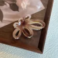 Dettaglio molletta per capelli farfalla in acetato francese, elegante sfumatura marrone. - 7cm / Caffè Bianco