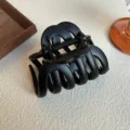 Pinza para el pelo negra mate vista de detalle, muestra superficie texturizada y resorte de metal. - Esmerilado / 9.5cm / Negro