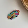 Primer plano detallado de la pinza para el cabello de estrass colorido con cristales brillantes. - Multicolor 4.5cm