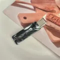 Primer plano detallado de la pinza para el cabello de acetato jaspeado blanco y negro. - 5cm / Rayas Blancas y Negras