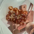 Pinza de pelo de acetato con pedrería colorida y diseño carey ondulado para mujeres - Marrón Mixto - 5.5CM