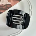 Primer plano detallado de una pinza para el pelo negra brillante y curva, diseño minimalista, textura. - Pequeño (8cm) / Negro