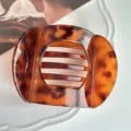 Close-up detail of vintage tortoiseshell hair claw clip, elegant tortoise shell pattern design for styling. - Large (9.5cm) / Leopard Brown