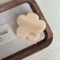Vista detallada de la pinza de pelo de flor crema, diseño elegante para peinados seguros. - Blanco Lechoso 4.5cm