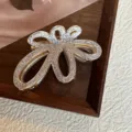 Vista dettagliata di una molletta per capelli con glitter alla moda, elegante accessorio donna. - 7cm / Argento lucido