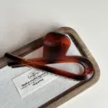 Vista detallada de la pinza de pelo estilo carey vintage, ideal para cabello grueso. - Marrón Mixto-12CM