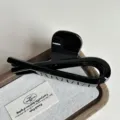 Detalle de pinza para el pelo negra elegante, acabado brillante, sujeción firme cabello grueso. - Negro brillante, 12 cm