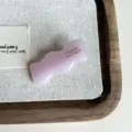 Primer plano de horquilla ondulada de acetato color caramelo, textura delicada y elegante. - Púrpura-4cm