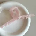 Primer plano detallado de la pinza para el cabello grande y rosada marmolada en plato. - 13cm / Rosa Blanco