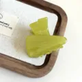 Vista detallada del pasador de pelo de zanahoria de acetato verde, estilo gelatina lindo para flequillo. - 4.50cm / Verde menta