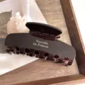 Detalle de pinza para el pelo de acetato marrón, accesorio elegante estilo francés mujer - Café