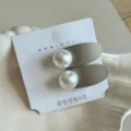 Vista detallada de cerca de elegantes pinzas para el cabello de metal mate con grandes perlas. - 4.50cm / Blanco