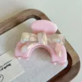 Primer plano detallado de la pinza de pelo de acetato rosa con un elegante lazo. - Rosa 5.5cm