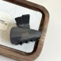 Pinza de pelo de acetato gris oscuro, forma geométrica única minimalista, detalle de accesorio. - 4.50cm / Gris