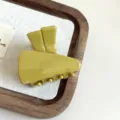 Detalle de primer plano de una linda pinza de pelo de acetato amarillo con diseño geométrico. - 4.50cm / Verde Militar