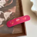 Pinza de pelo de acetato rosa con corazones huecos. Hermoso accesorio para el peinado. - 9cm / Rojo