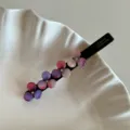 Primer plano de pinza para el pelo de acetato negro con flores de resina rosa y cristales. - 8.5cm / Rosa Púrpura