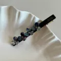 Vista detallada de la pinza para el cabello de flor de acetato negro con flores de resina y diamantes. - 8.5cm / Serie Azul