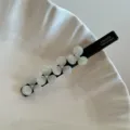Elegante pinza de pelo negra de acetato con flores translúcidas y strasses para mujeres. - 8.5cm / Blanco Hada
