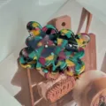 Vista de detalle de una pinza para el pelo de acetato jaspeado con pedrería brillante. - Multicolor - 5.5CM