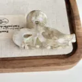 Pinza para el pelo de acetato con elegante diseño de lazo hueco y textura marmolada. - 6cm / Blanco Roto