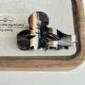 Vista detallada de una pinza para el cabello de acetato con elegante diseño marmoleado. - 6cm / Negro y Blanco