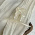Detalle de pinza de pelo de acetato perlado, elegantes accesorios en U para peinados de mujer. - 9.7cm / Blanco Hada