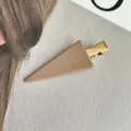 Elegante pinza de pelo triangular marrón mate con cierre de metal dorado para diario. - Coffee (6cm)