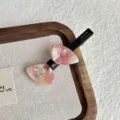 Pinza para el pelo con lazo estilo coreano de acrílico jaspeado rosa y pico de pato. - 6.5CM / Rosa
