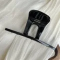 Vista detallada de la elegante pinza para el cabello de acetato negro, acabado fino. - 9.7cm / Negro