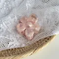 Detalle de pinza de pelo de flor rosa, mostrando diseño estético y textura en encaje. - 3.7cm / Rosa Blanco