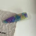Primer plano de una pinza para el cabello de acetato colorido con diseño marmolado y degradado. - 6.7cm / Azul y Púrpura
