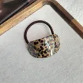 Coletero de pelo con estampado de leopardo y resina, elegante accesorio para uso diario. - Coletero / 5x7cm