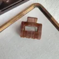 Primer plano de pinza de pelo de terciopelo a cuadros marrones con textura suave. - Estilo Cuadrado / Crema y Marrón