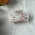 Pinza de pelo de acetato rosa con textura de marmol hueca y elegante estampado de letras. - Rosa Blanco