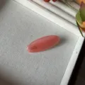 Mini pinza de pelo ovalada rosa para flequillo y peinado lateral con diseño de letras hechas. - Rosa