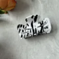 Pinza de pelo de acetato abstracto en blanco y negro con diseño recortado y elegante estampado. - Negro y Blanco