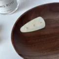 Elegante pinza de pelo de acetato blanco con diamantes de imitación estilo variante. - Blanco Hada