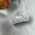 Pinza de pelo rosa de acetato con diseño calado y letras, pinza mediana para mujeres. - Azul y Blanco