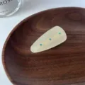 Pinza para el pelo de acetato amarillo claro vintage francés con tres pedrerías azules elegantes. - Verde Metálico