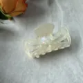 Molla per capelli in acetato bianco latte con texture traforata e lettere, elegante pinza media. - Bianco Fata