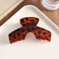 Gran pinza para el pelo arqueada con elegante estampado de leopardo, ideal para cabello grueso. - Leopardo Marrón Rojo