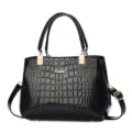 Borsa a mano nera in pelle verniciata con stampa coccodrillo, manici e tracolla. - L24 P11,5 A20,5 / Nero